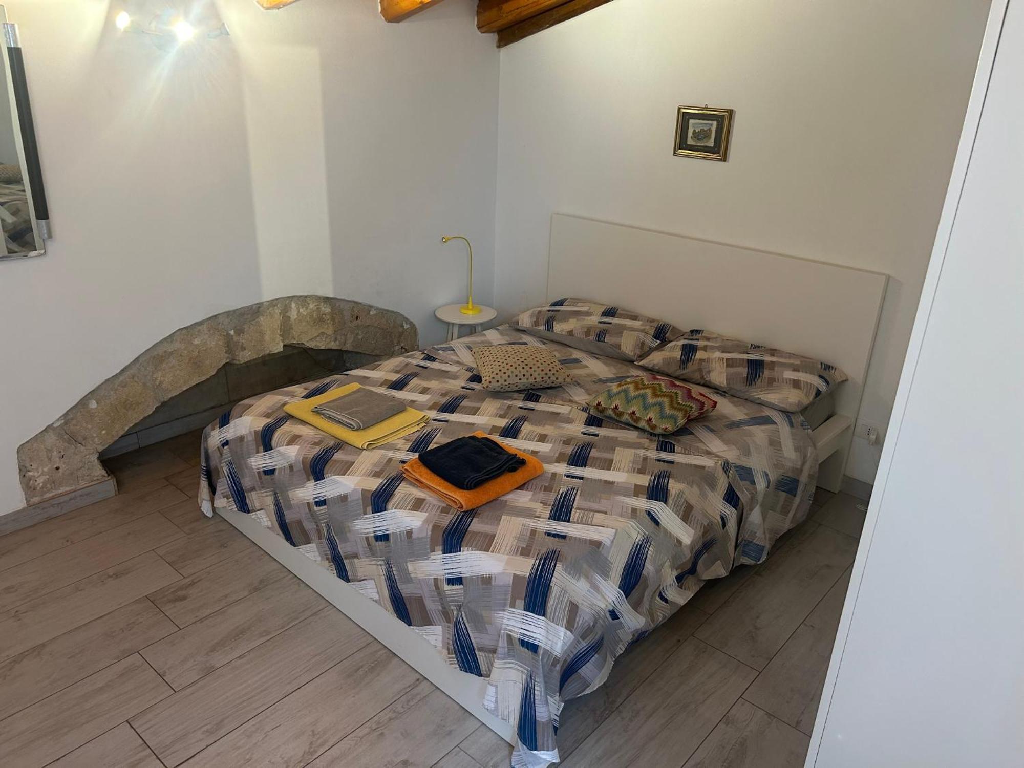 Deni'S Apartments Syracuse Екстер'єр фото